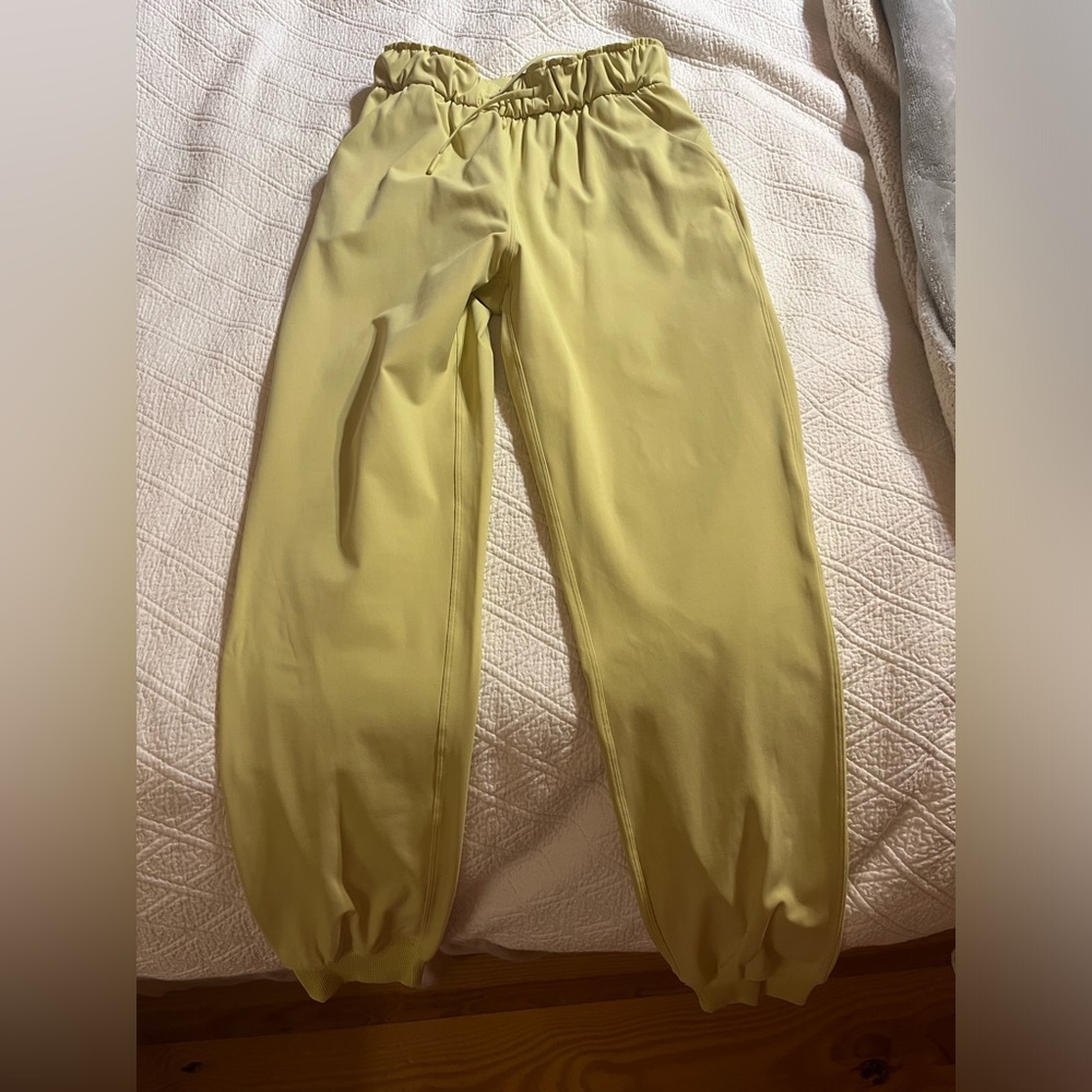 Lulu size 4 joggers